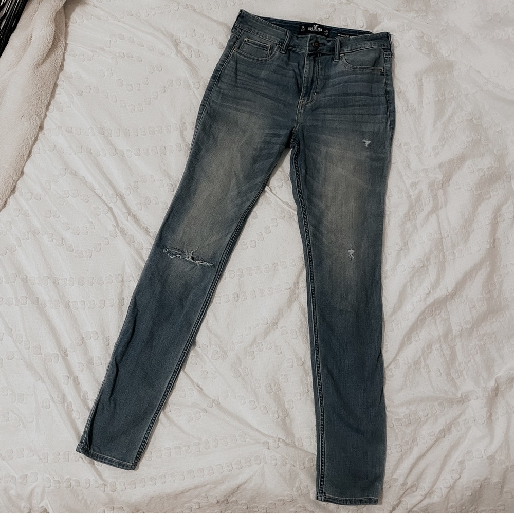 Women’s high rise skinny lightly distressed blue jeans. Size 7 Long